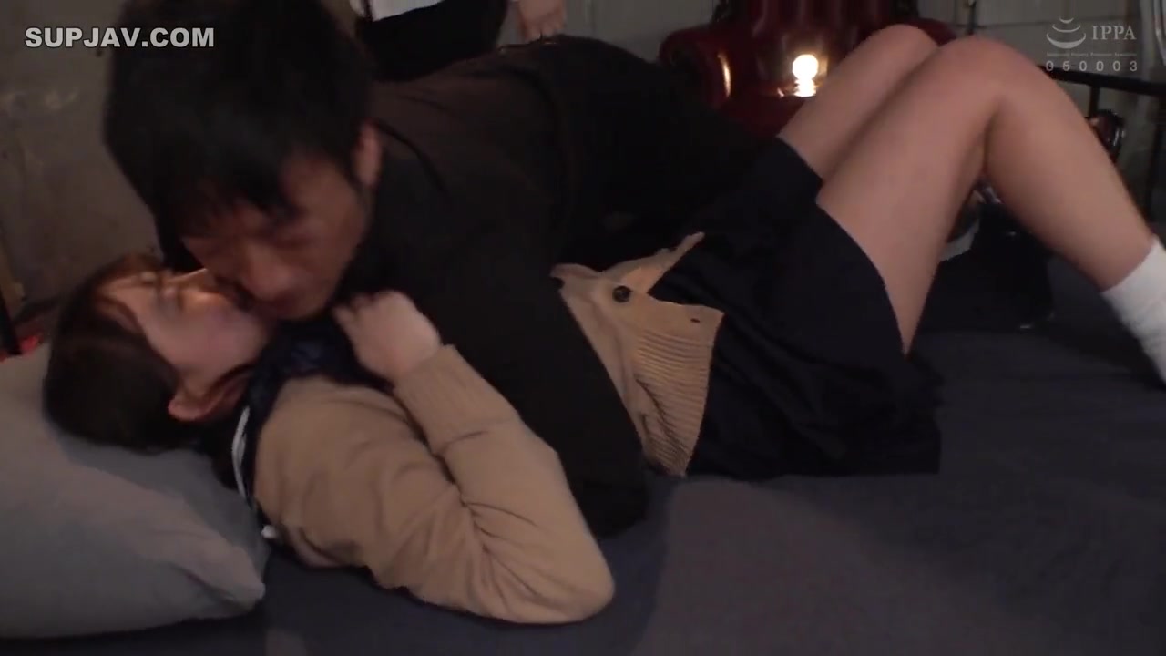 [Reducing Mosaic]REAL-827 Semen Continues To Be Fd To Dk And Flows Backward From The Back Of The Throat. A School Girl Who Has Been Circled By Drowning Irama. Hinata Yura