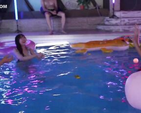 [Reducing Mosaic]MIDA-560 Reverse NTR With Her Best Friend At The Night Pool. Unable To Resist The Temptation Of This Super Carnivorous Sexy Beauty He Cheats On Her With Creampie Sex. Nozomi Ish